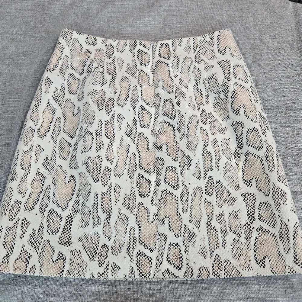 Fate Womens Small High Rise Mini Skirt Ivory Snakeskin Design EUC Sexy Classic